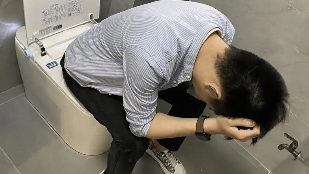 长期蹲坑看手机危害真挺多。